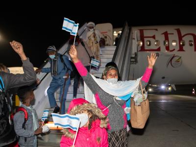 Ethiopian Olim arriving at Ben Gurion Airport 