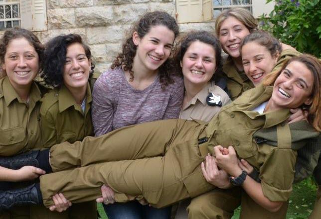Israeli soldiers posing for a photo